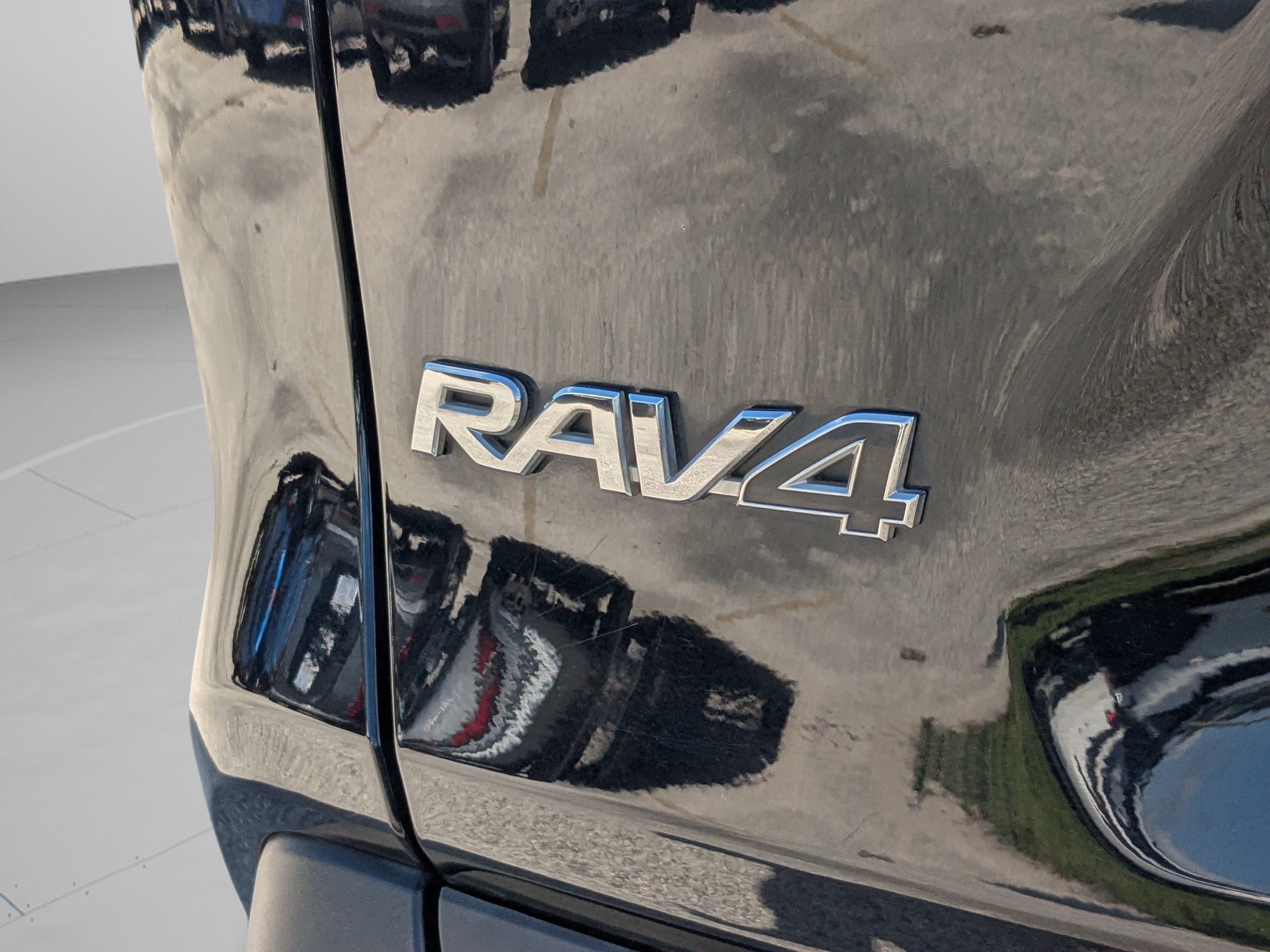 2021 Toyota RAV4 XLE - Photo 13