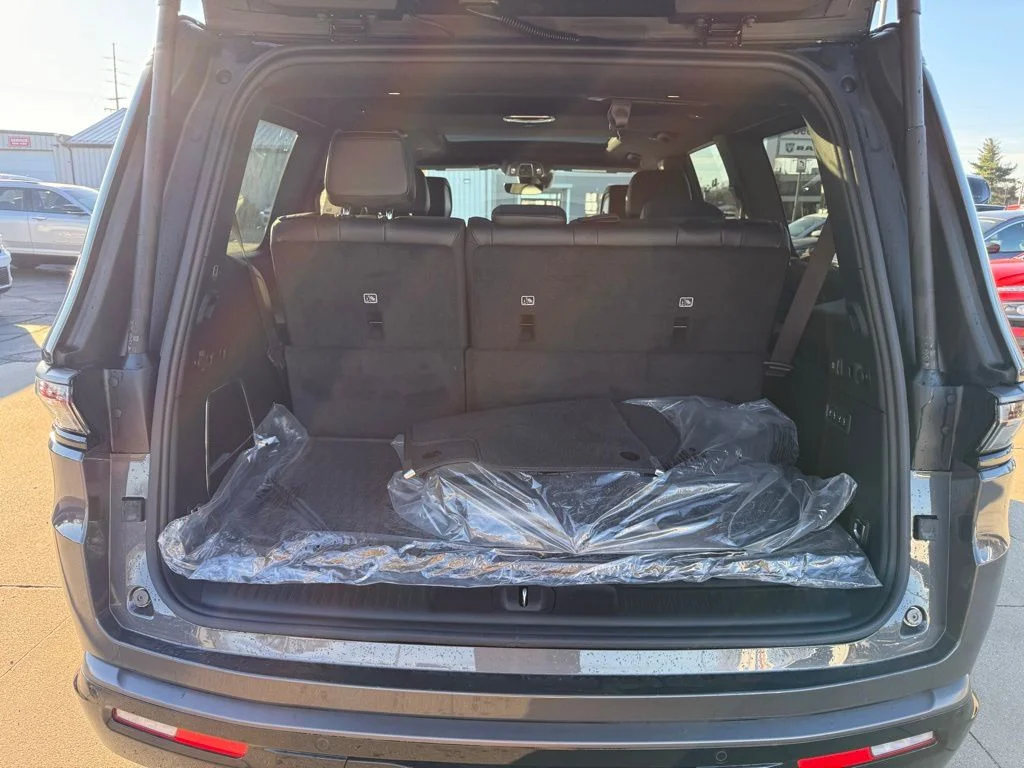 New 2026 Baltic-Gray Metallic Clear-Coat Exterior Paint Jeep Upland image 26