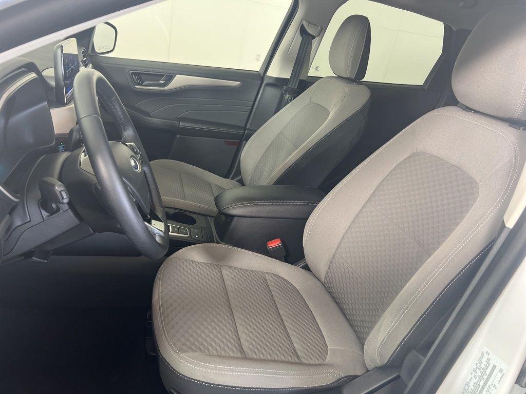 Used 2022 Oxford White Ford SE image 4