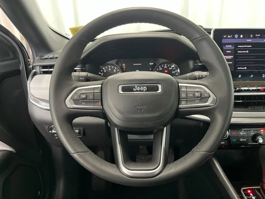 Used 2023 Silver Jeep Limited image 5