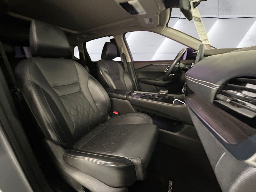 Used 2022 Gray Nissan Platinum image 14