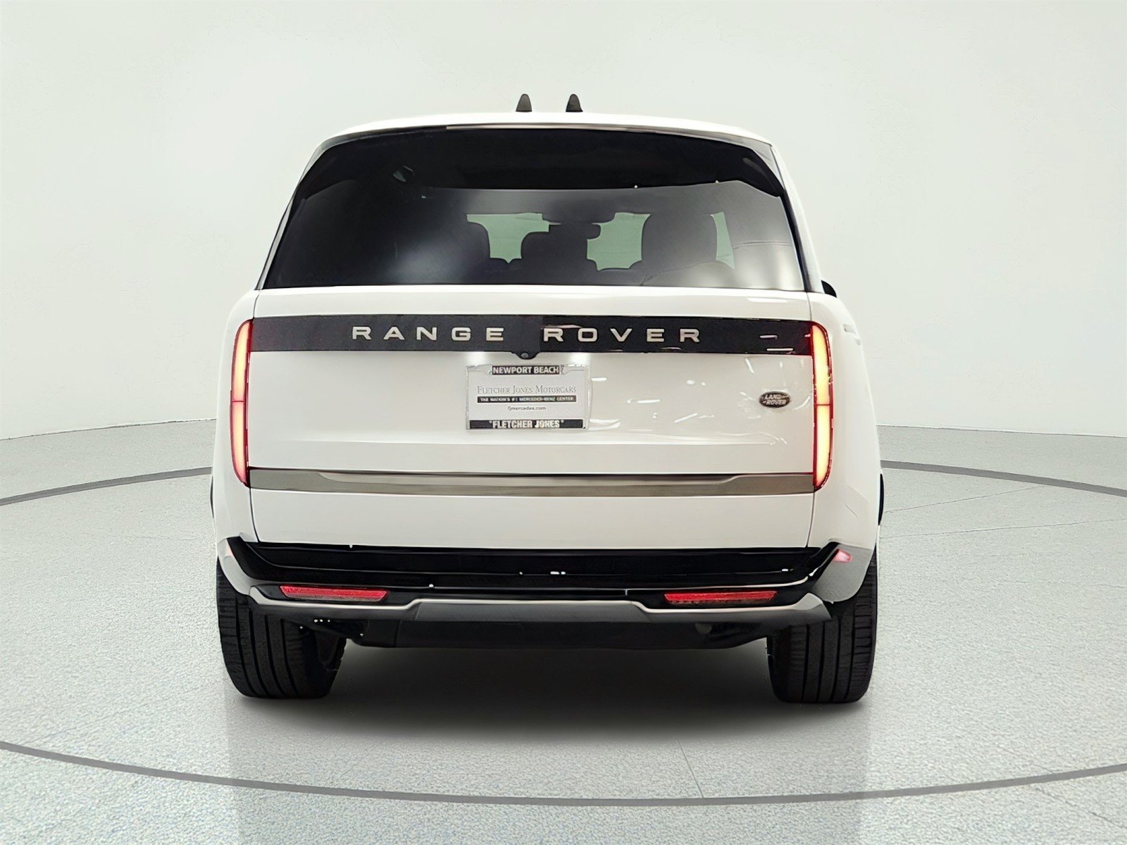 Used 2023 Fuji White Land Rover P400 SE SWB image 6