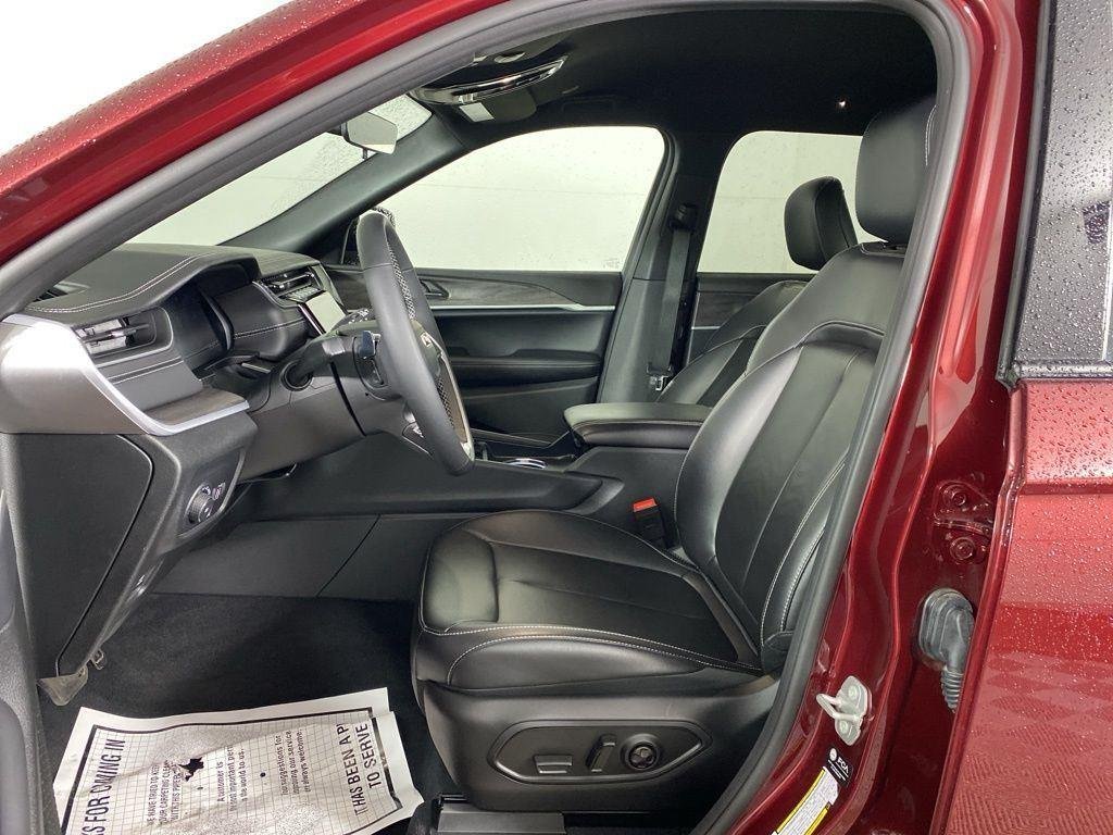 Used 2025 Velvet Red Pearlcoat Jeep Limited image 13