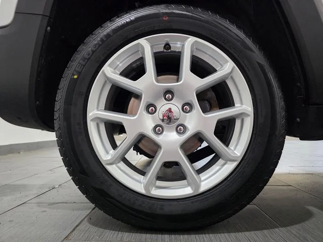 Used 2021 Silver Jeep Latitude image 24