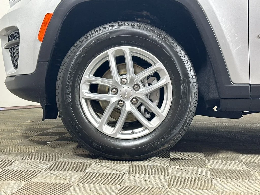 New 2026 Silver Zynith Exterior Paint Jeep Laredo X image 7