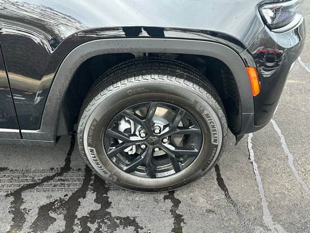 New 2026 Diamond Black Crystal Pearl-Coat Exterior Paint Jeep Altitude image 12