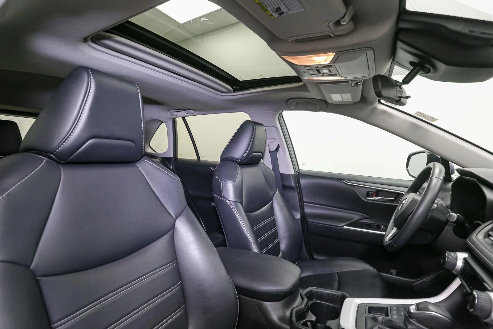 Used 2020 Magnetic Gray Metallic Toyota XLE Premium image 20