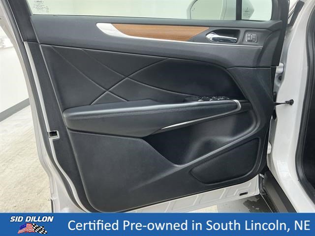 Certified Used 2019 White Platinum Metallic Tri-Coat Lincoln Reserve image 17