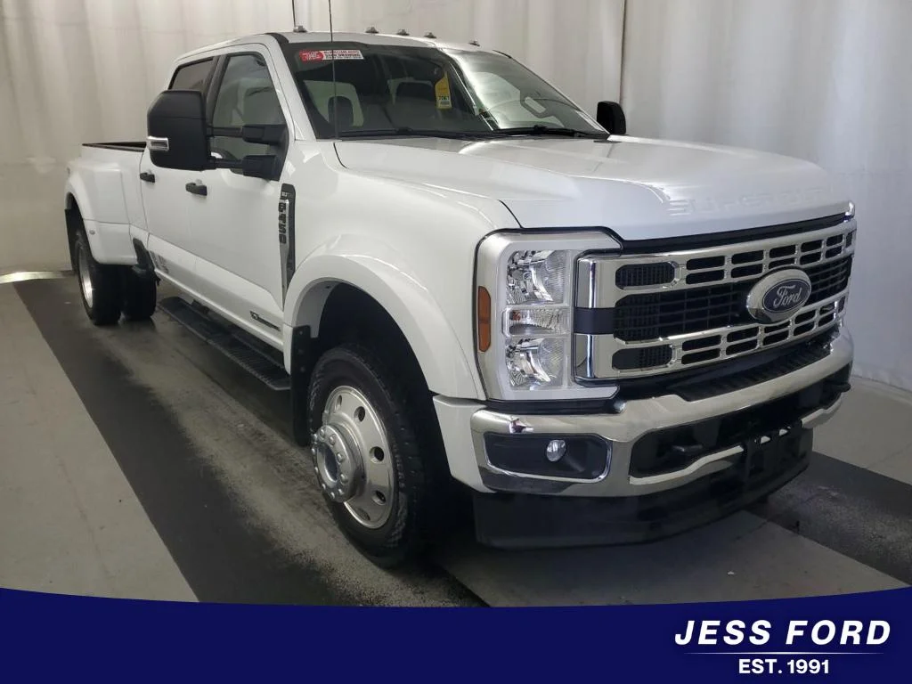 Used 2025 Oxford White Ford XLT image 4