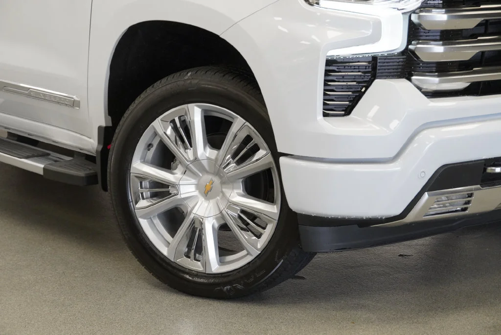 New 2026 Polar White Tricoat Chevrolet High Country image 10