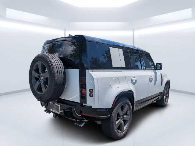 Used 2025 Fuji White Land Rover X-Dynamic SE image 5