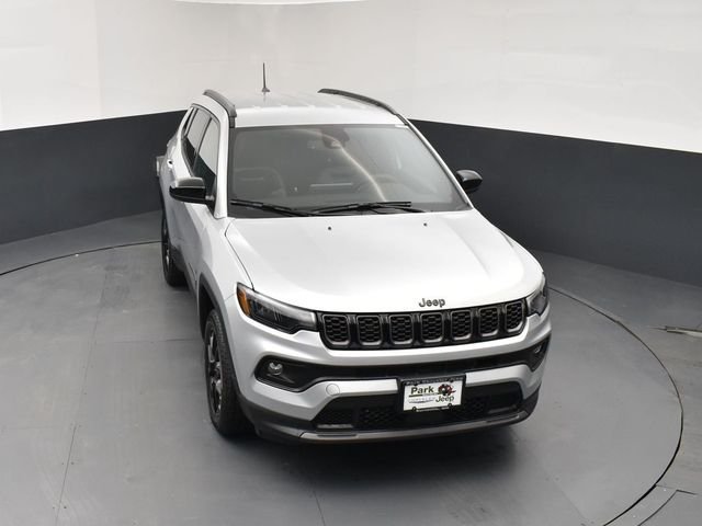 New 2026 Silver Zynith Metallic Clearcoat Jeep Latitude image 12