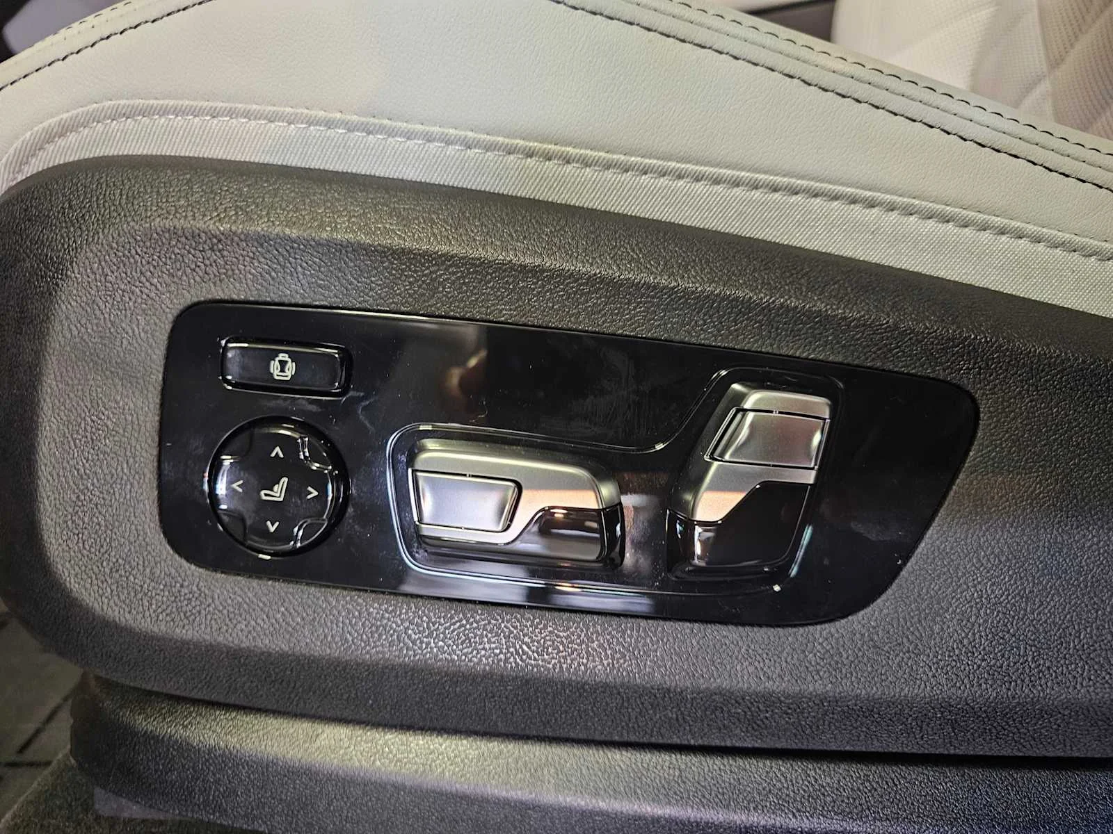 New 2026 Carbon Black Metallic BMW xDrive50e image 27