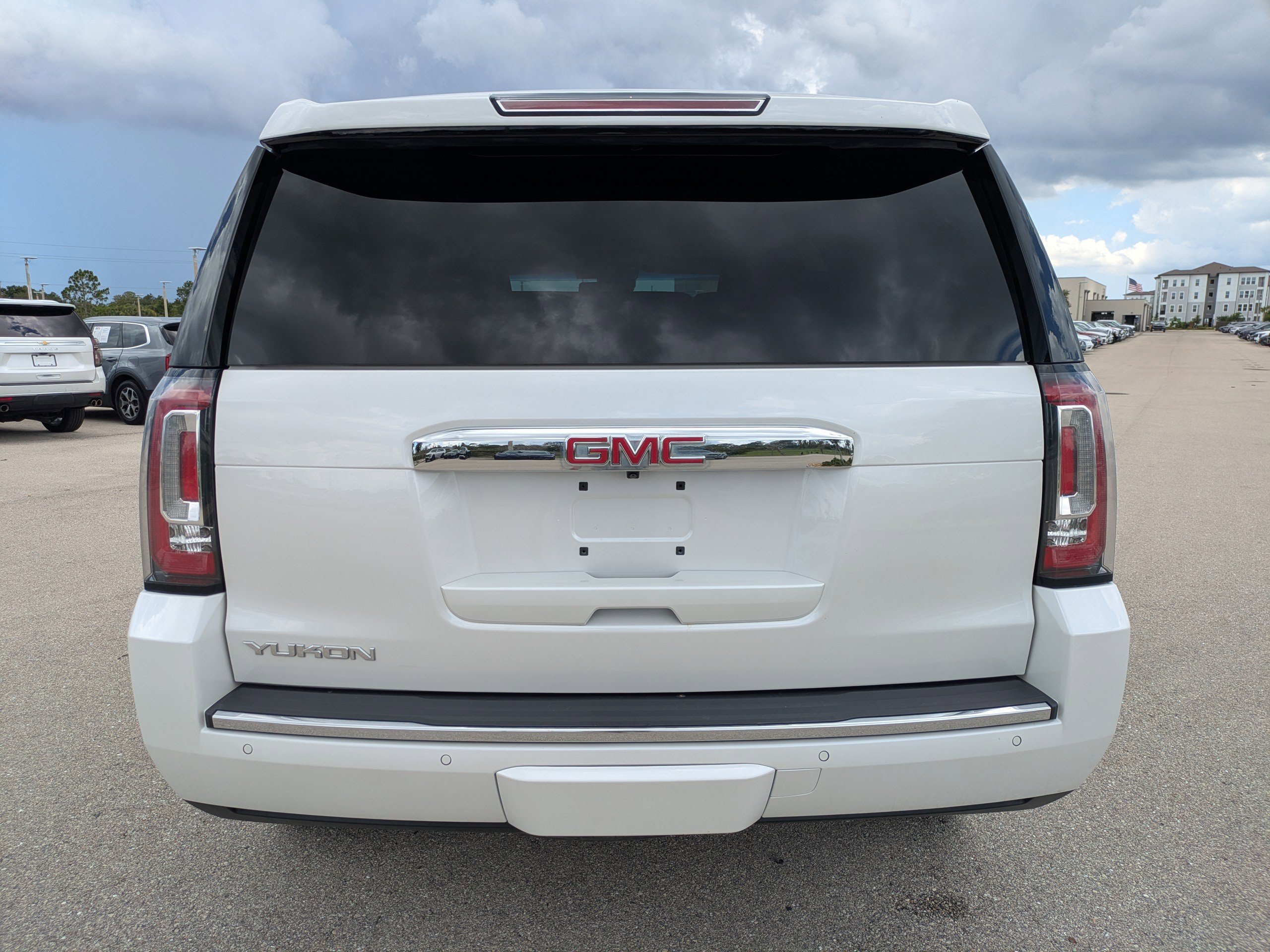 Used 2018 White Frost Tricoat GMC Denali image 6
