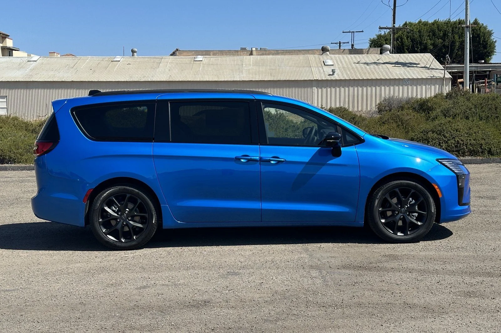 New 2027 Hydro Blue Pearl-Coat Exterior Paint Chrysler Limited image 2