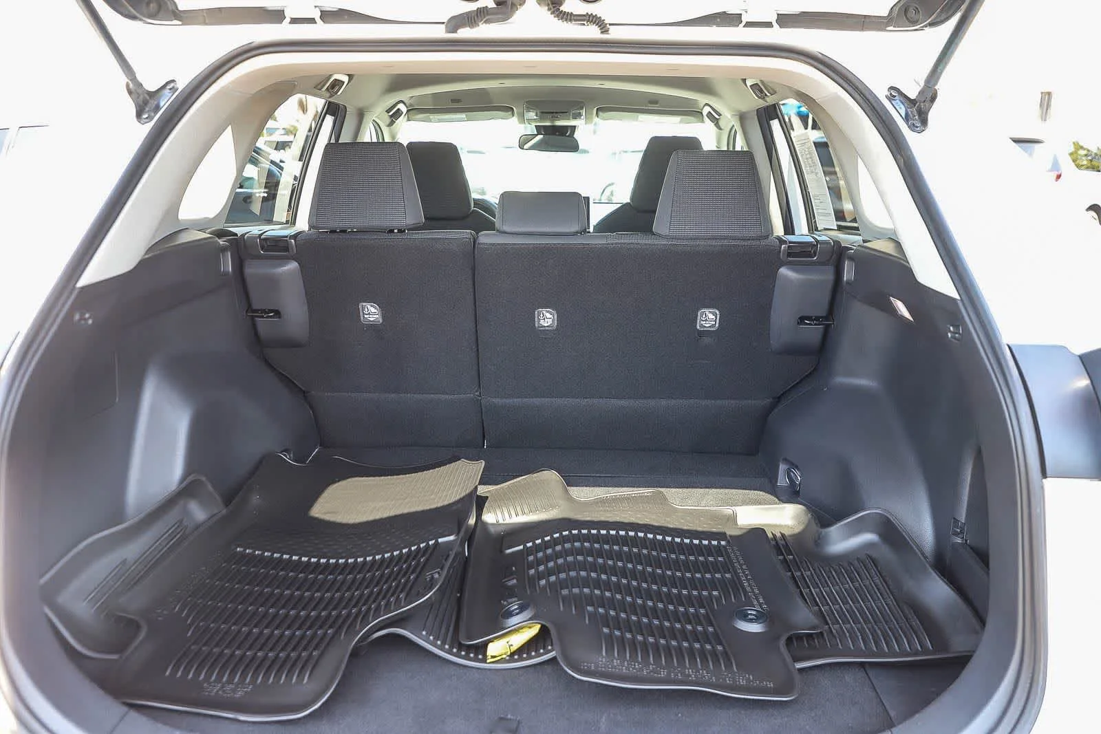 2024 Toyota RAV4 LE - Photo 26