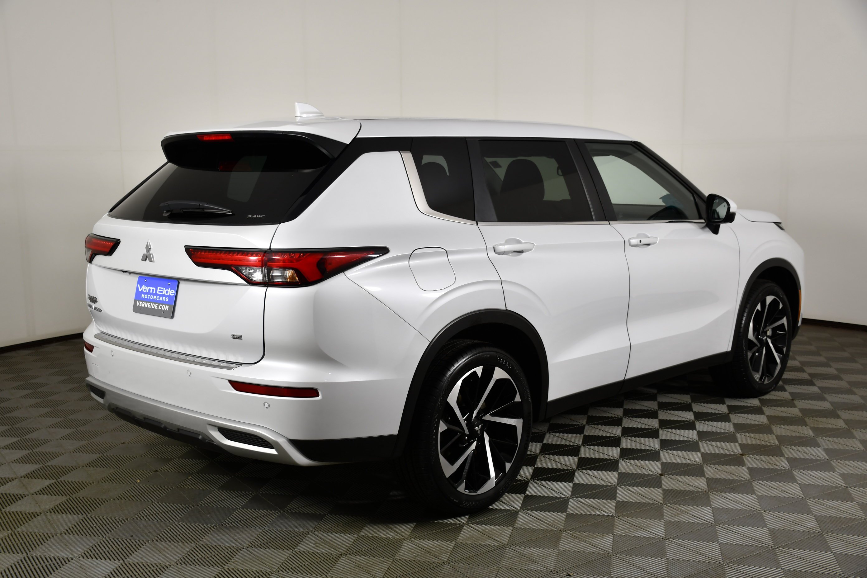 Certified Used 2024 White Diamond Mitsubishi SE image 6
