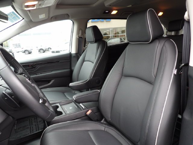 Certified Used 2025 Solar Silver Metallic Honda Touring image 21
