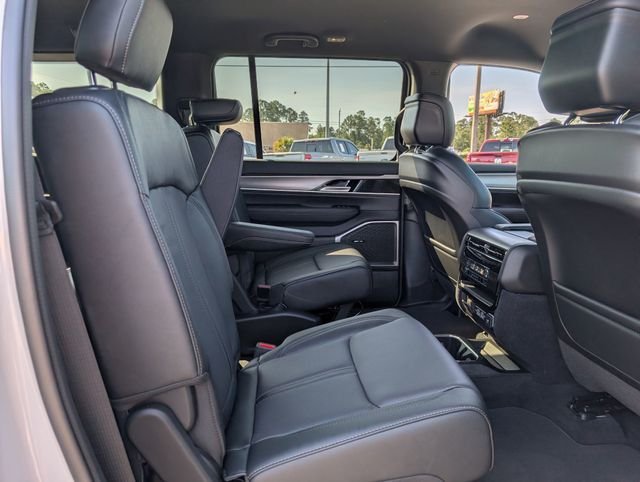 New 2026 Bright White Clear-Coat Exterior Paint Jeep Limited Altitude image 27