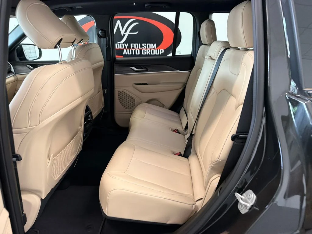 Used 2024  Jeep Limited image 13