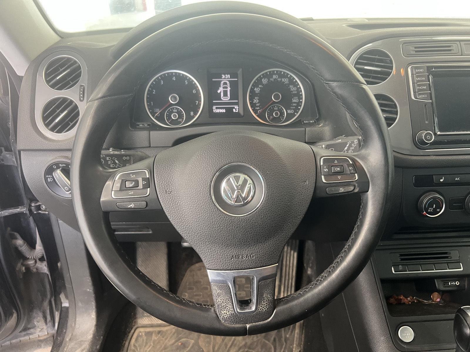 Used 2016 Deep Black Pearl Volkswagen SE image 15