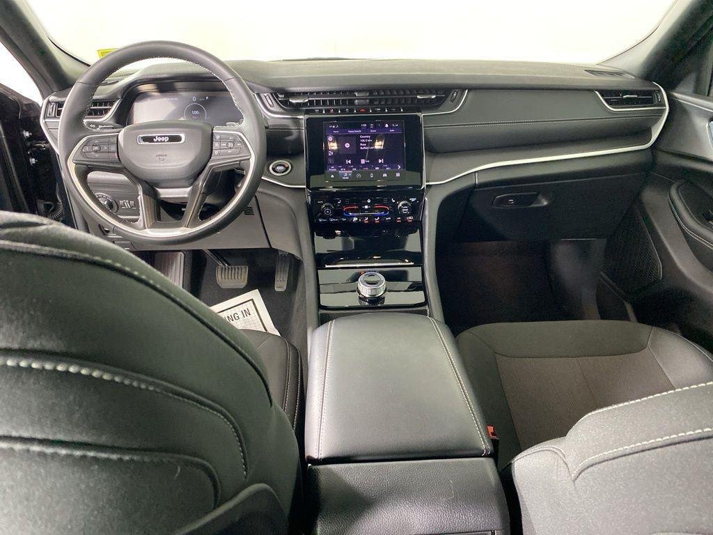 Used 2025 Diamond Black Crystal Pearlcoa Jeep Laredo X image 25