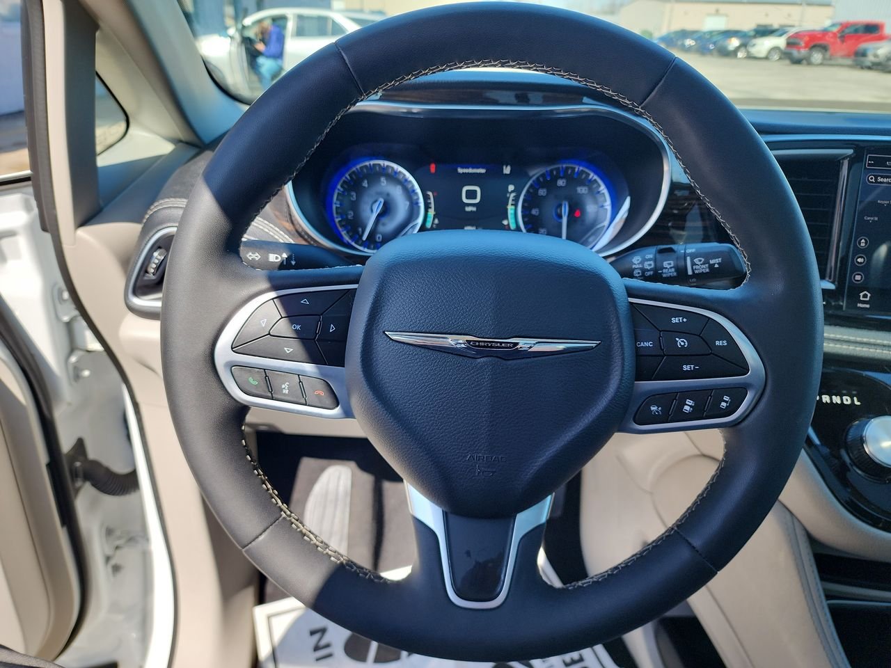 Used 2023  Chrysler Limited image 21