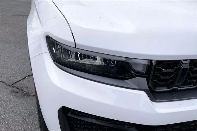 New 2026 Bright White Clear-Coat Exterior Paint Jeep Laredo image 34