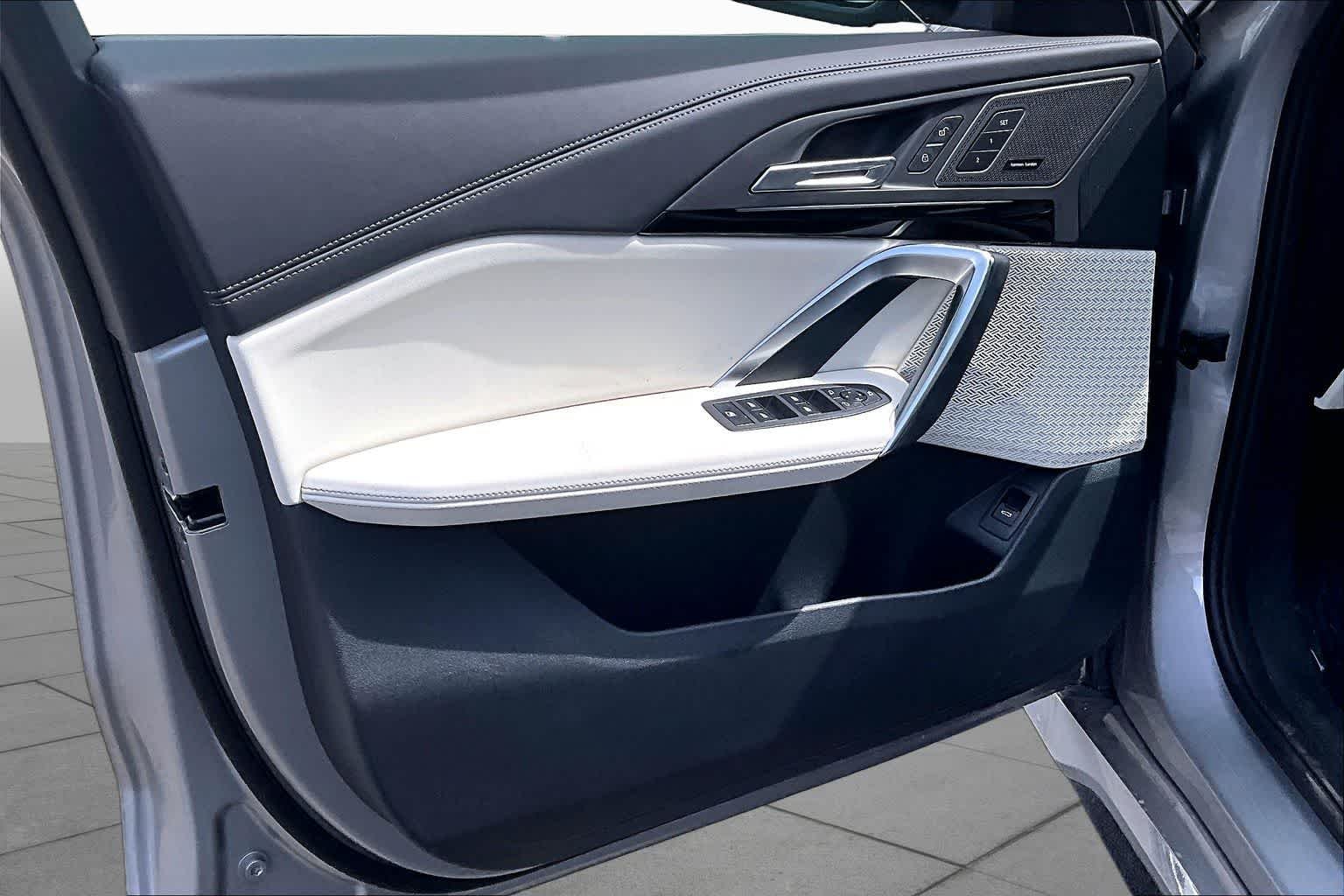 New 2026 Space Silver Metallic BMW xDrive28i image 10