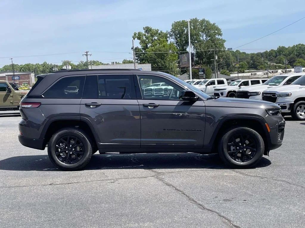 New 2026 Baltic Gray Metallic Clear-Coat Exterior Paint Jeep Altitude image 9