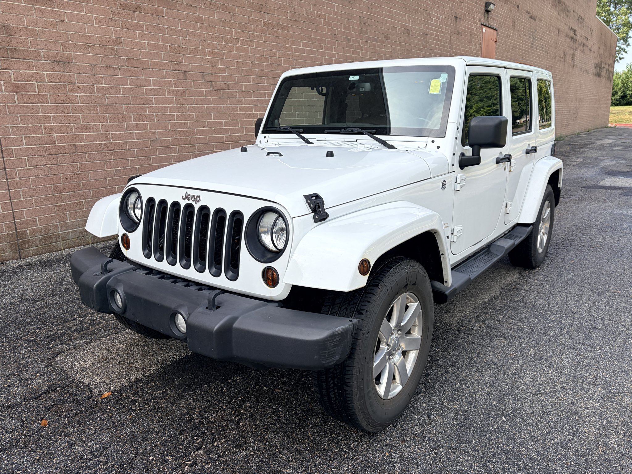 Used 2013 Bright White Clearcoat Jeep Sahara image 1