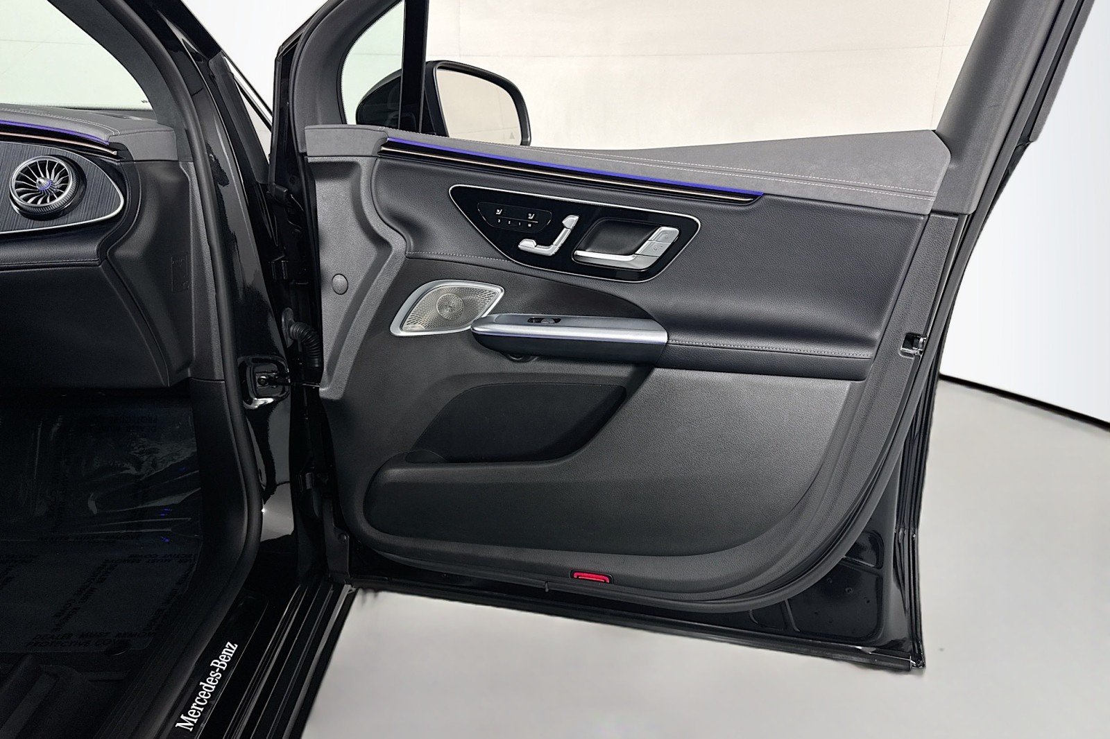 Used 2023 Obsidian Black Metallic Mercedes-Benz 500 image 22