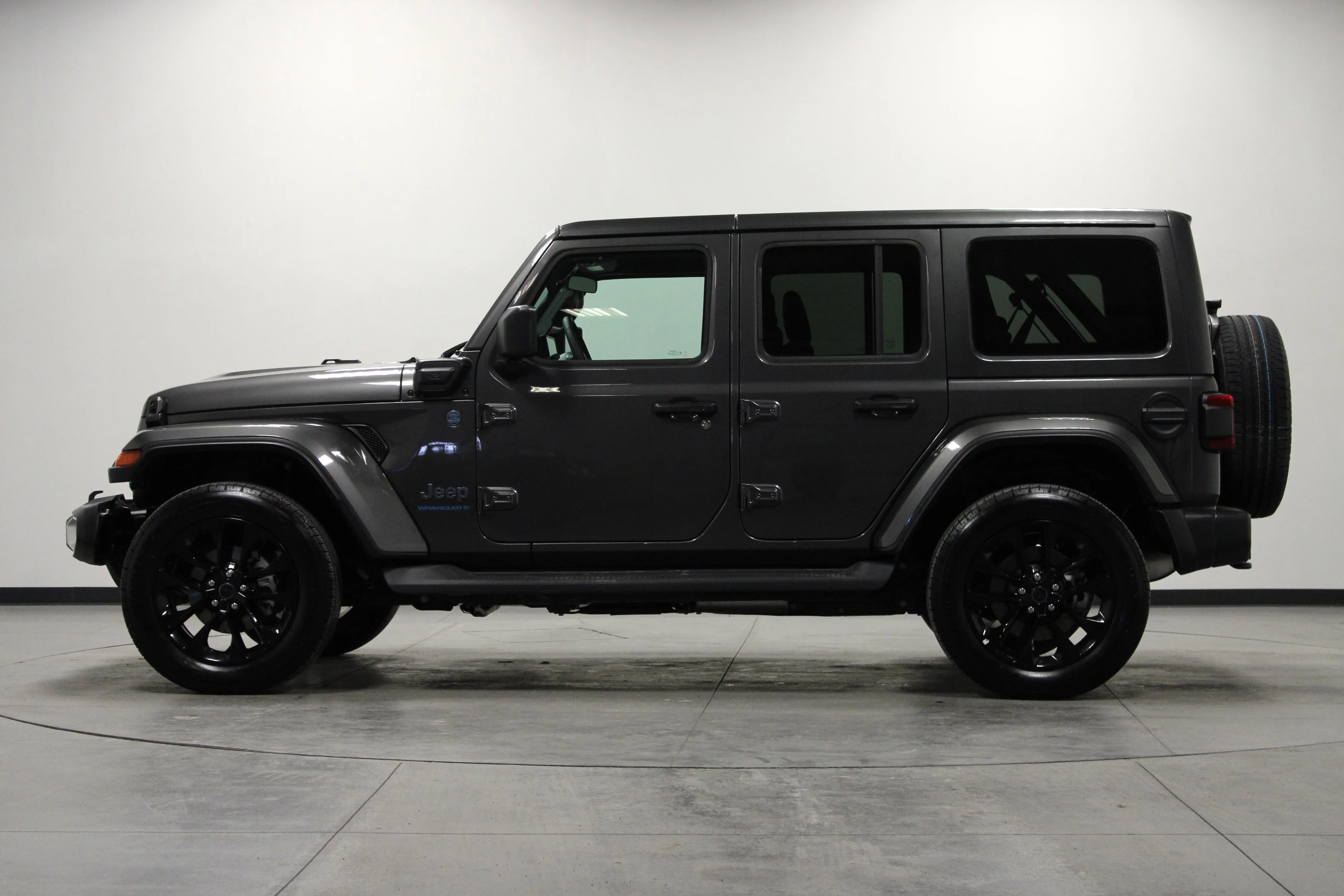 Used 2025 Granite Crystal Metallic Clearcoat Jeep Sahara image 7