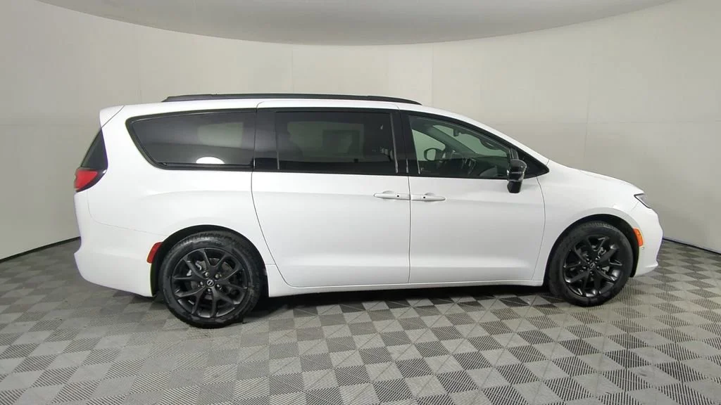 New 2026 Bright White Clear-Coat Exterior Paint Chrysler Select image 4