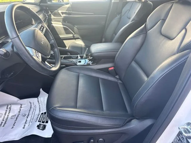 Used 2025 White Kia S image 26