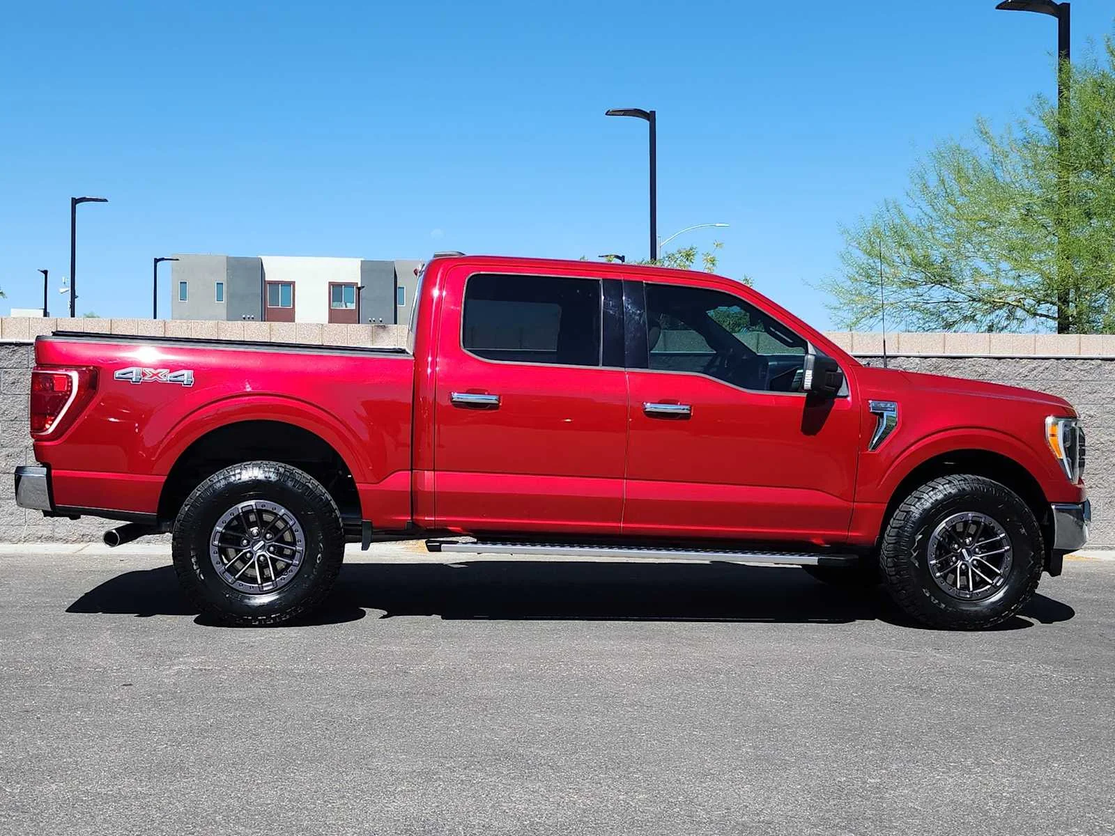 Used 2022 Rapid Red Metallic Tinted Clearcoat Ford XLT image 9