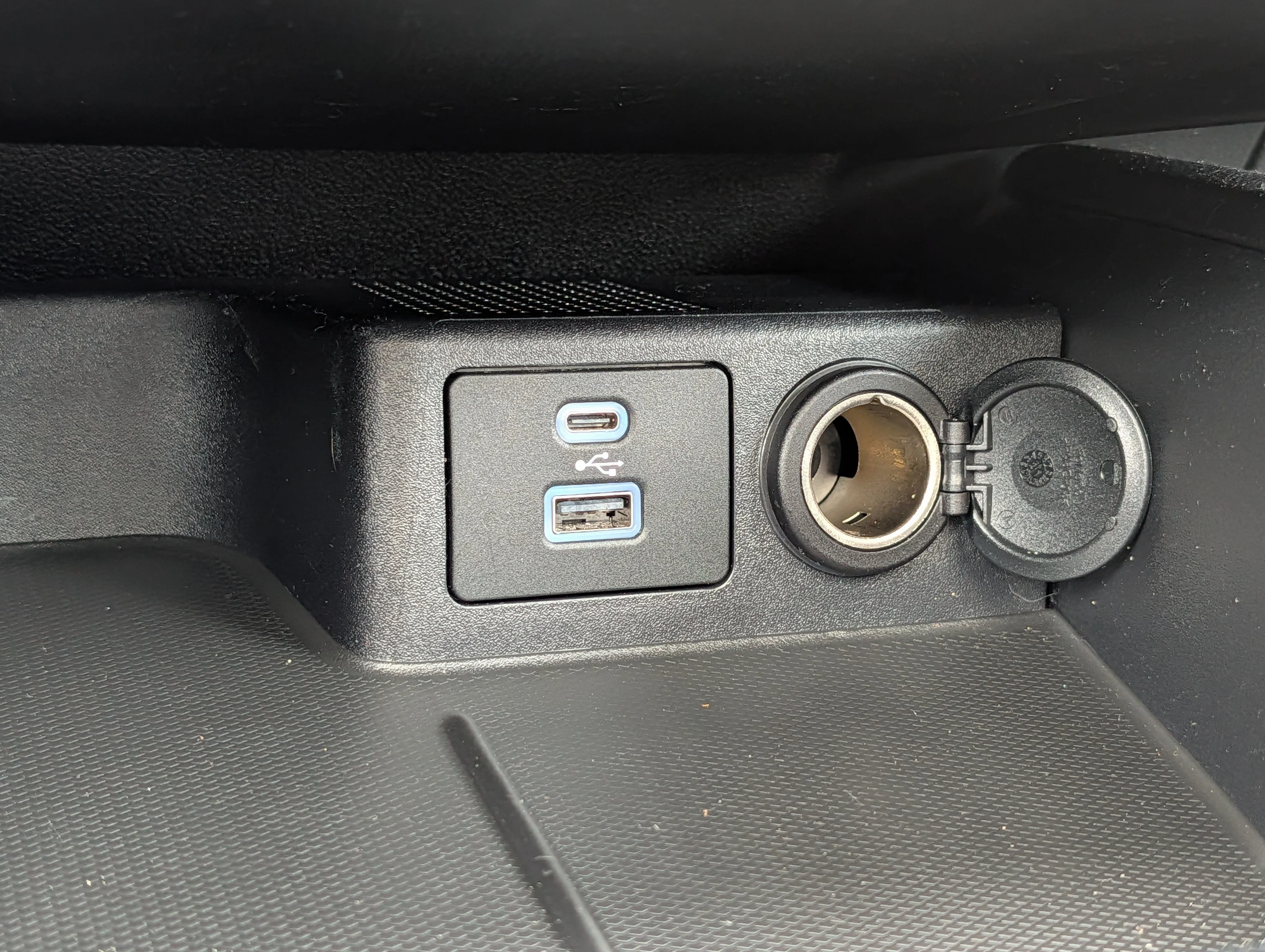Used 2022 Agate Black Metallic Ford Titanium image 35