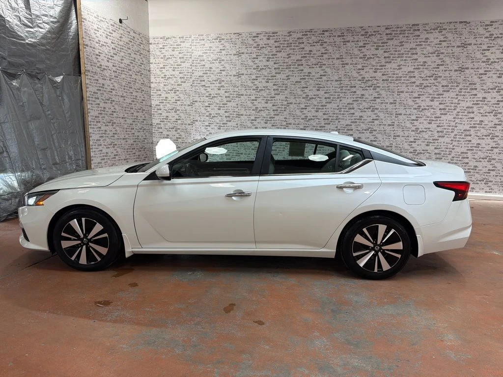 Used 2021 White Nissan 2.5 SV image 4