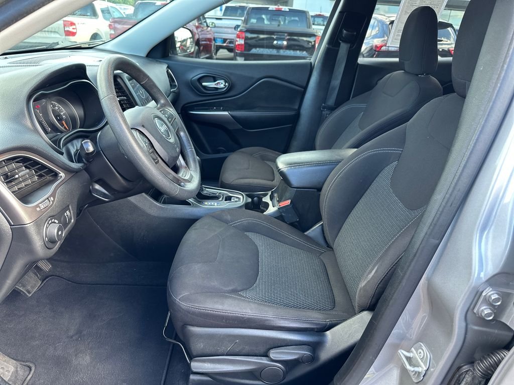 Used 2019 Silver Jeep Latitude image 14