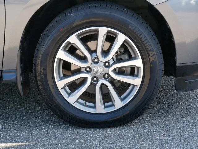 Used 2015 Gray Nissan SL image 9