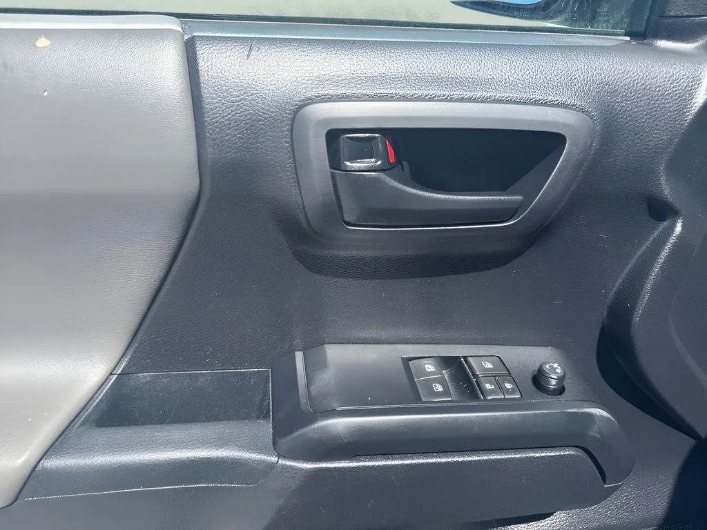 Used 2019 White Toyota SR image 21