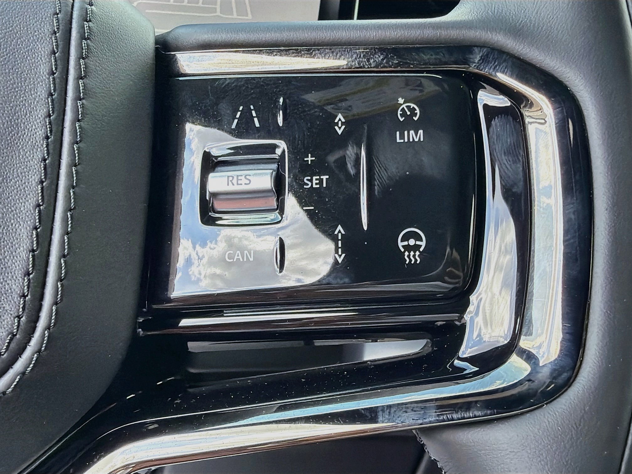 New 2027 Fuji White Land Rover Dynamic SE image 37