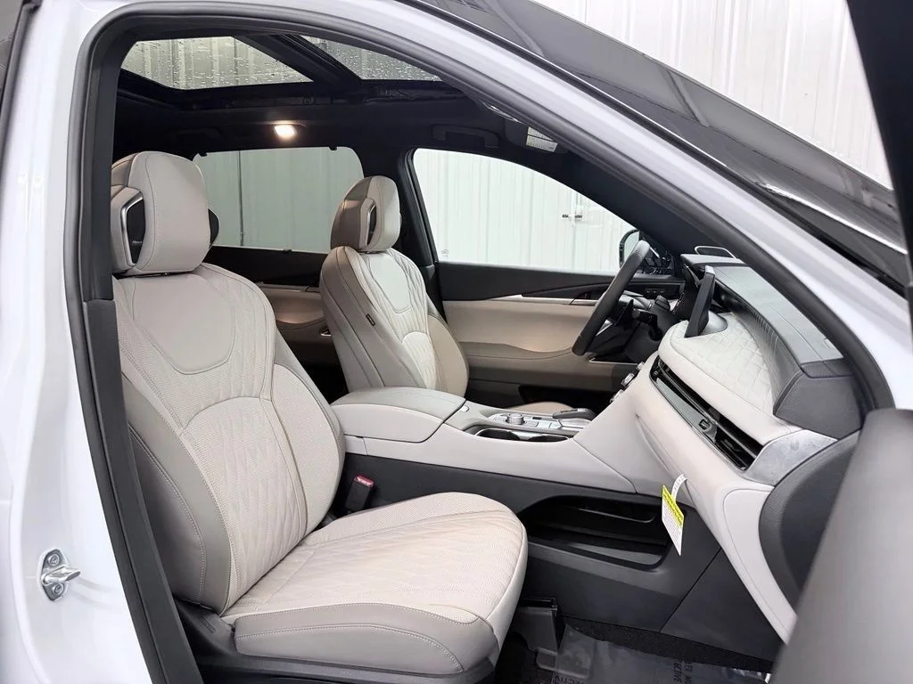 New 2027 2T RAD WHT INFINITI Autograph AWD image 54