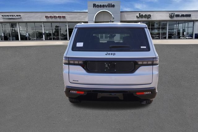 New 2026 Silver-Zynith Exterior Paint Jeep Limited Altitude image 4