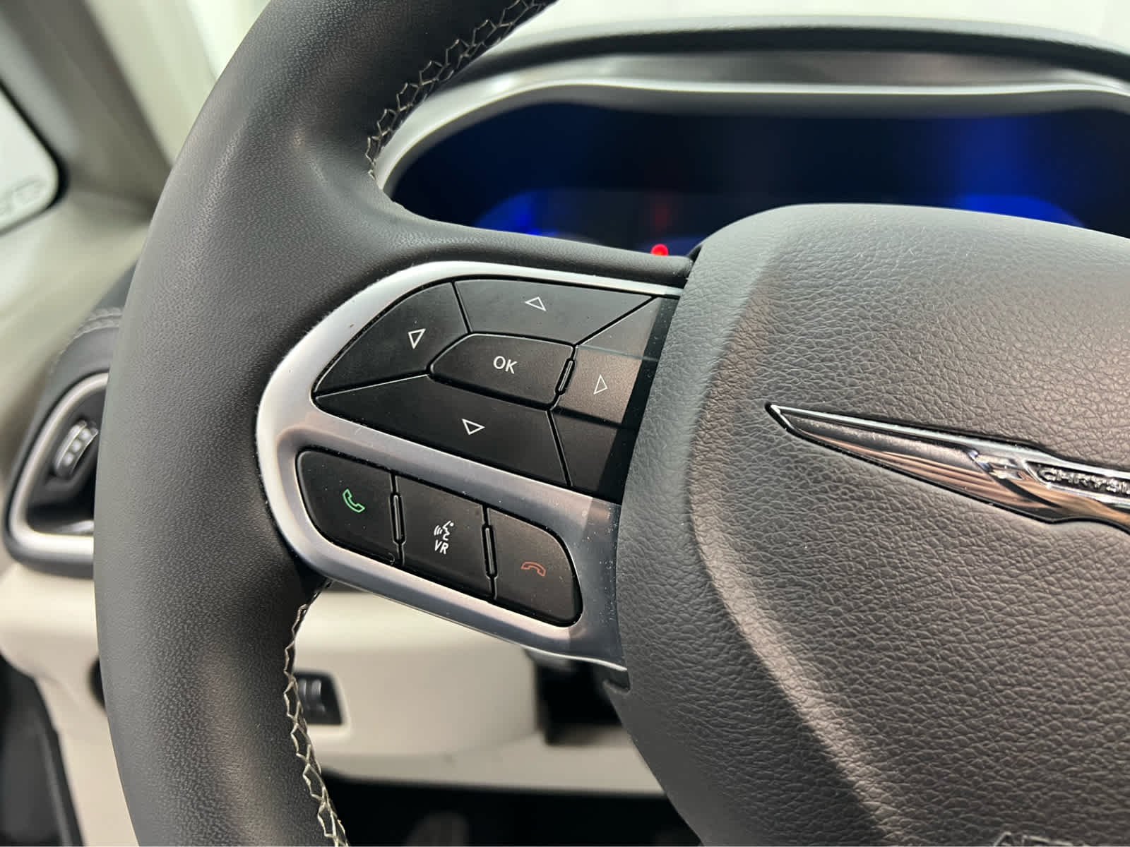 Used 2023 Ceramic Gray Clearcoat Chrysler Hybrid Touring L image 17