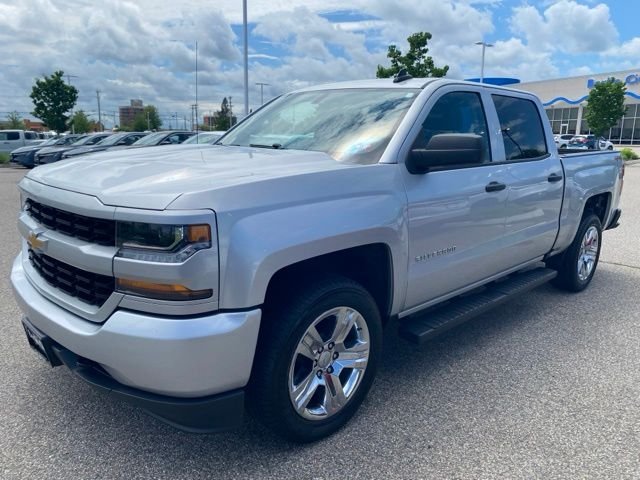 Used 2018 Silver Ice Metallic Chevrolet Custom image 8