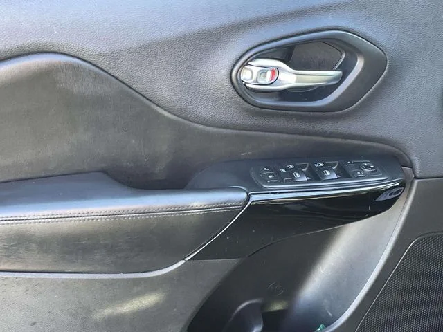 Certified Used 2019 Diamond Black Jeep Latitude Plus image 13