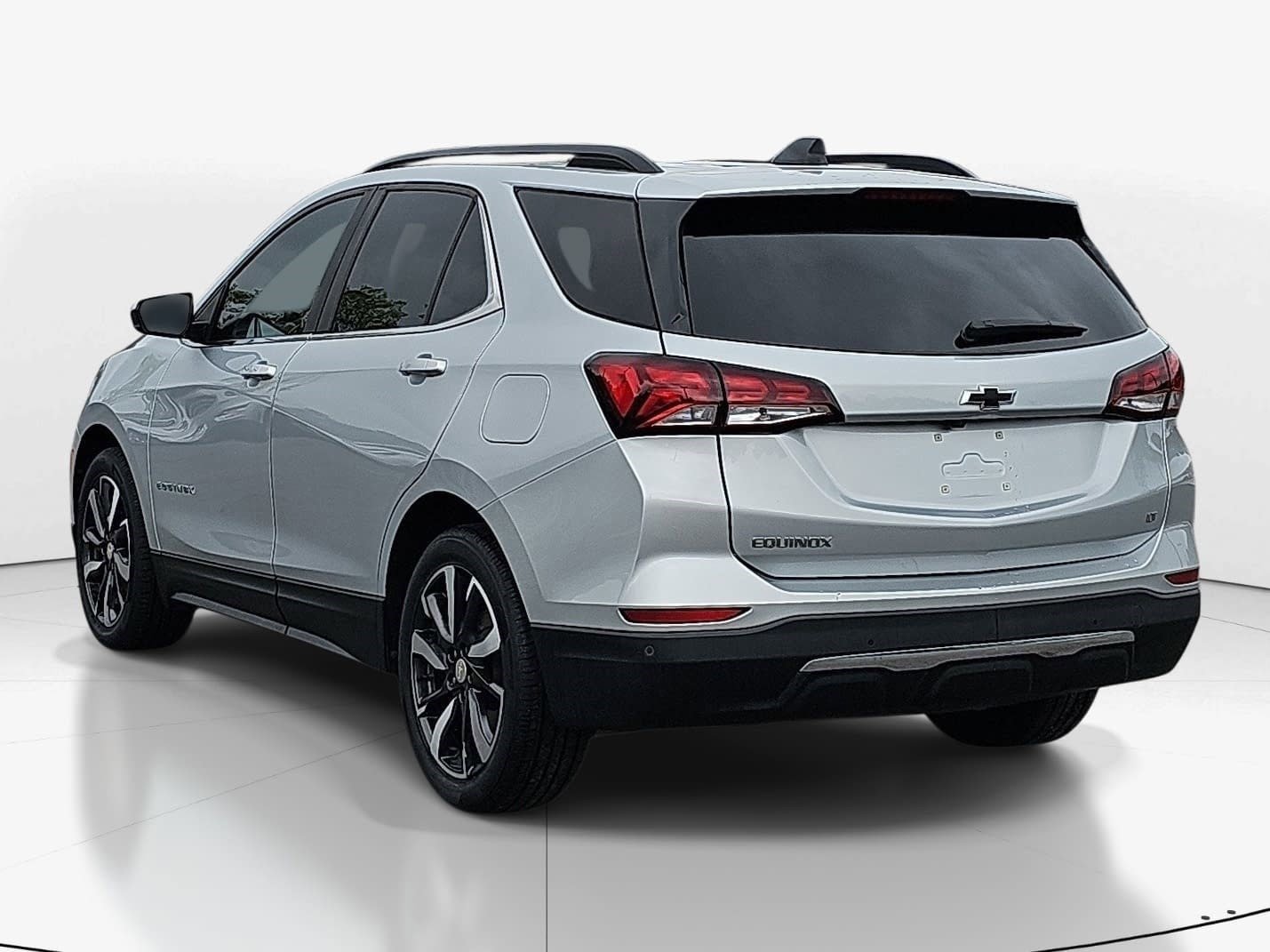 Used 2022 Silver Ice Metallic Chevrolet LT image 5