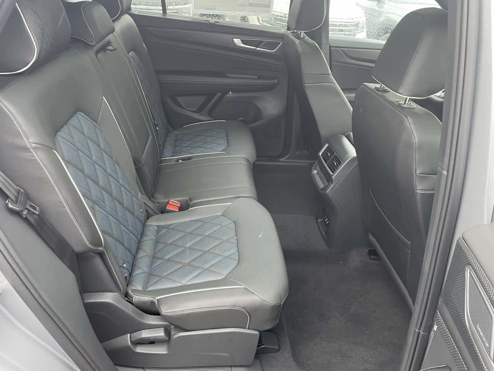 New 2026 Q3Q3/Silver Volkswagen 2.0T SEL Premium R-Line image 18