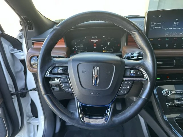 Used 2023 White Lincoln Reserve image 15
